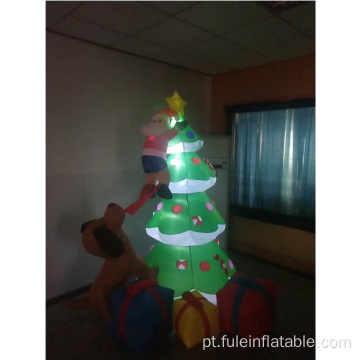 Papai Noel inflável na árvore de Natal para decoração